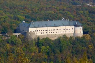 Vöröskő Castle in Cseszte (Wikipedia)